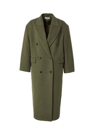 Olivgrüner, doppelt gehäuteter Mantel mit taillierter Passform, großen schwarzen Knöpfen und seitlichen Taschen; aus einem weichen, strukturierten Stoff.