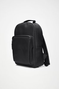 Zaino in pelle nera dalla forma arrotondata, dotato di una tasca frontale con cerniera, spallacci regolabili e una maniglia superiore per facilitare il trasporto.