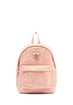 Zaino trapuntato rosa chiaro con tasca frontale con cerniera e piccolo patch ricamato a fiore nella parte superiore centrale.