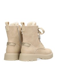 Beiga ankelstövlar med fuskpälsfoder, platt gummisula, snörning på framsidan och dragkedjor på sidan. Märkesdetalj på hälen.