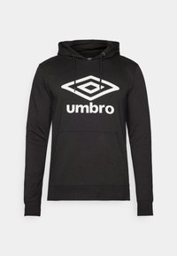 Čierna mikina s kapucňou, predným vreckom a šnúrkami, so veľkým bielym diamantom a textom "umbro" na hrudi. Hladká textúra látky.