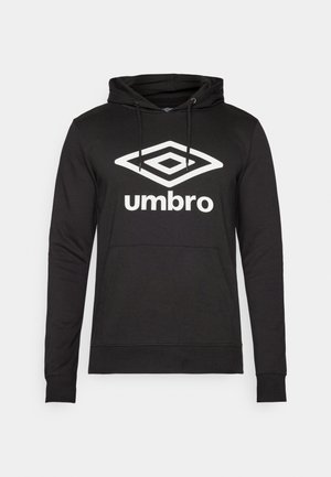 Schwarzer Kapuzenpullover mit einer Vordertasche und Zugbändern, mit einem großen weißen Diamant-Logo und dem "umbro"-Text auf der Brust. Glatte Stofftextur.