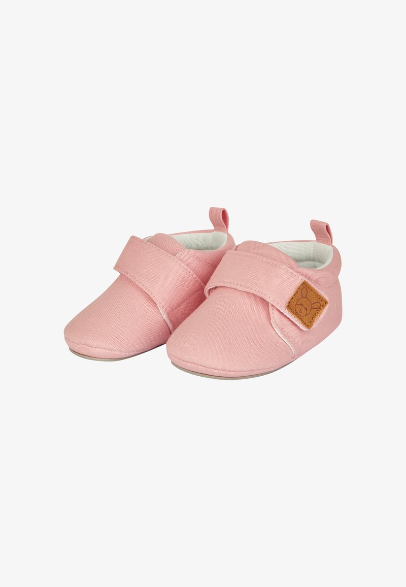 Rosa Stoff Babyschuhe mit einer weichen Sohle, Klettverschluss und einem braunen Lederpatch mit einem Hasenmotiv. Runde Zehenform.