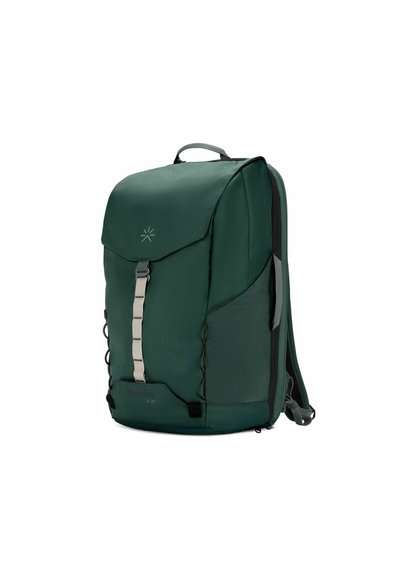 Zaino verde con un design strutturato, tessuto texturizzato, pattella superiore, cinghia verticale, tasche laterali e dettagli grigi a contrasto.