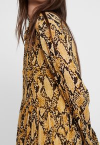 Second Female Vardagsklänning - ochre