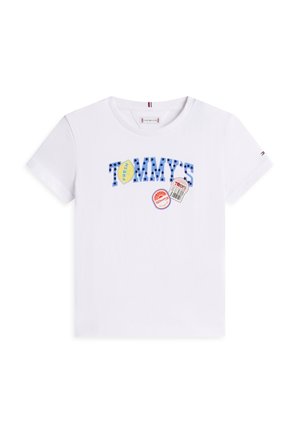 T-shirt bianca a maniche corte con scritta "TOMMY'S" a pois blu e tre toppe grafiche colorate a forma di distintivo al centro davanti.