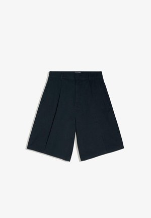 Schwarze knielange Shorts mit Gürtelschlaufen, Vorderfalten und einem verdeckten vorderen Verschluss, auf weißem Hintergrund dargestellt.