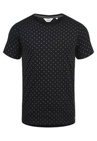 Schwarzes Kurzarm-T-Shirt mit einem sich wiederholenden weißen Muster, Rundhalsausschnitt und weichem Baumwollstoff. Gerader Saum ohne sichtbare Akzente.