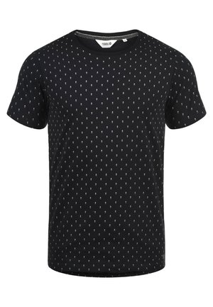 T-shirt noir à manches courtes avec un motif blanc répétitif, col rond et en tissu coton doux. Ourlet droit sans accents visibles.