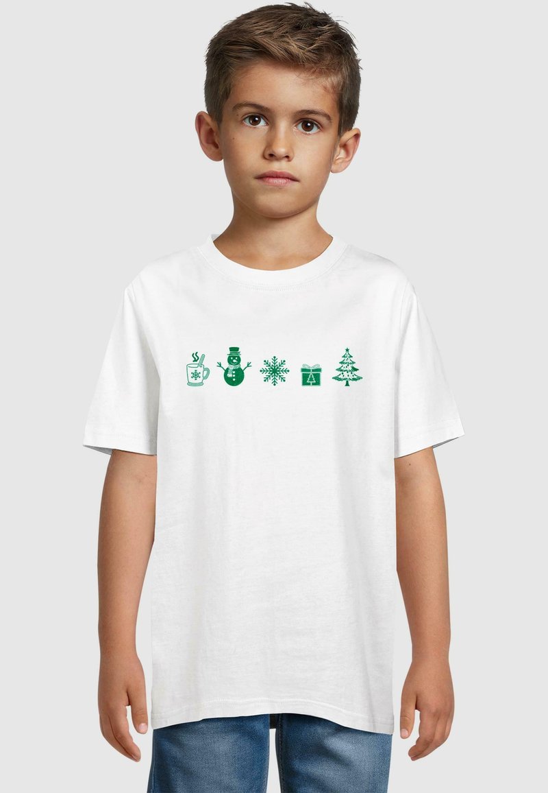 T-shirt bianco in cotone con grafiche verdi a tema natalizio: una tazza, un pupazzo di neve, un fiocco di neve, un pacco regalo e un albero di Natale. Maniche corte, colletto rotondo.