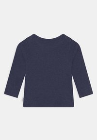 Mörkblå långärmad t-shirt med ribbad textur och rund halsringning. Enkelt mönster, inga synliga logotyper eller dekorationer.