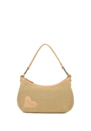 Borsa beige intrecciata con una sola tracolla, dettaglio patch a forma di cuore e chiusura con cerniera su sfondo bianco.