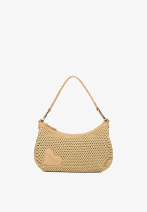 Borsa beige intrecciata con una sola tracolla, dettaglio patch a forma di cuore e chiusura con cerniera su sfondo bianco.