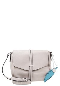 Světle šedá kožená crossbody taška s překlopným klopou, nastavitelného popruhu a připevněným dekoračním pírkem v tyrkysové barvě.