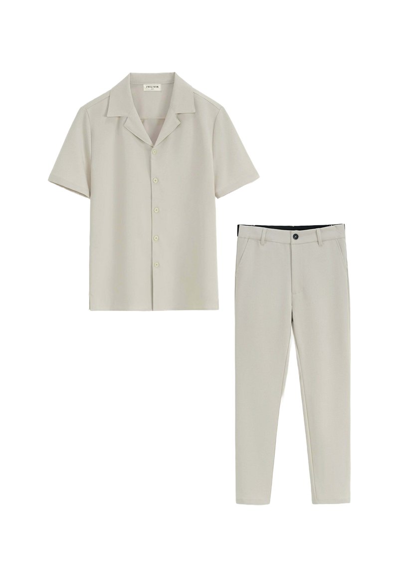 Chemise à manches courtes beige clair avec un col et un pantalon slim assorti, présentant une ceinture noire et sans motifs visibles.