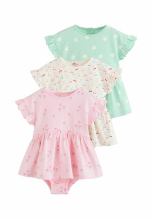 Trīs īsām piedurknēm bērnu kleitas ar volāniem; rozā ar sirsniņām, krēmkrāsas ar ķiršiem un mīksti zaļa ar baltiem ziediem.