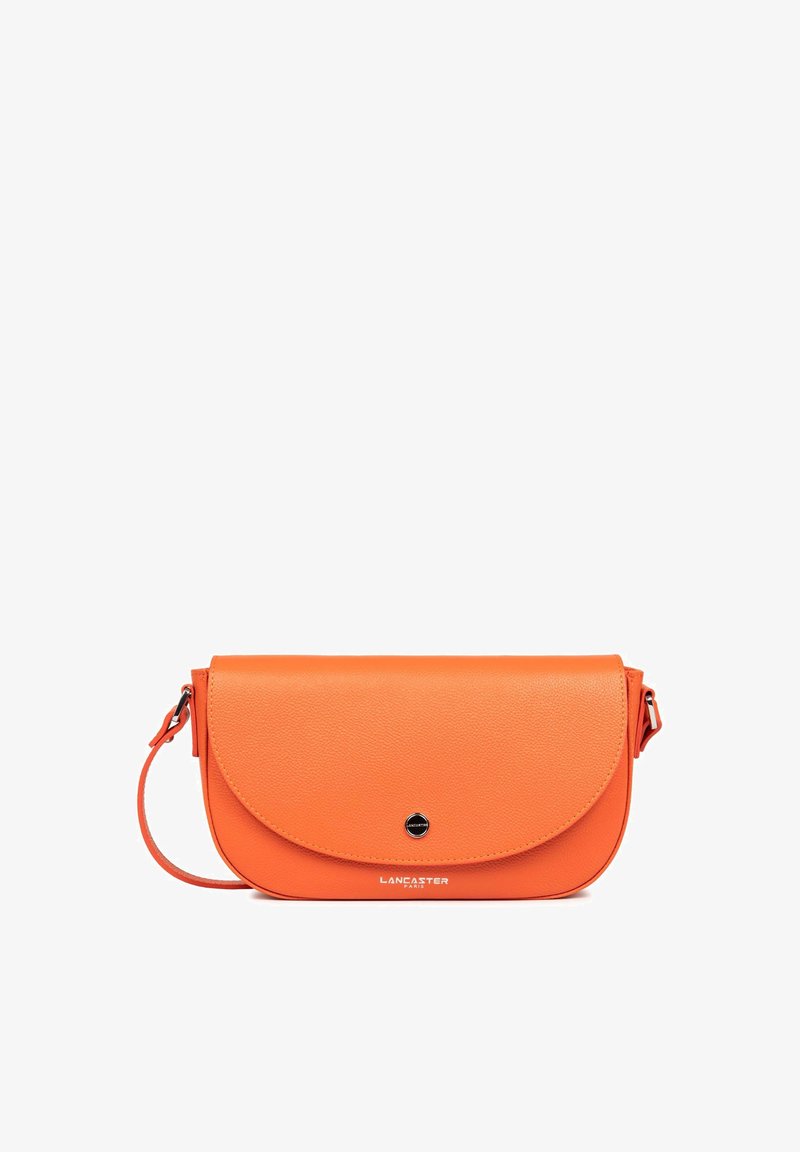 Borsa a tracolla in pelle arancione con una texture liscia, un ribaltina curvo e una chiusura circolare. Caratterizzata da una tracolla regolabile e un dettaglio con logo.