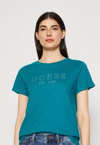 Guess 1981 CRYSTAL EASY TEE - Marškinėliai su spaudiniu - capri lake