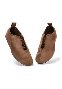 Bailarinas de ante marrón con una textura suave, punta afilada y detalle de cordones entrelazados. Presenta un tacón en bucle para un fácil uso.