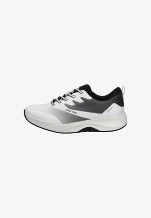 Weißer Sportschuh mit dunkelgrauen und schwarzen Akzenten, strukturiertem Obermaterial, Schnürsystem und einer gepolsterten Sohle, die für Komfort und Unterstützung ausgelegt ist.