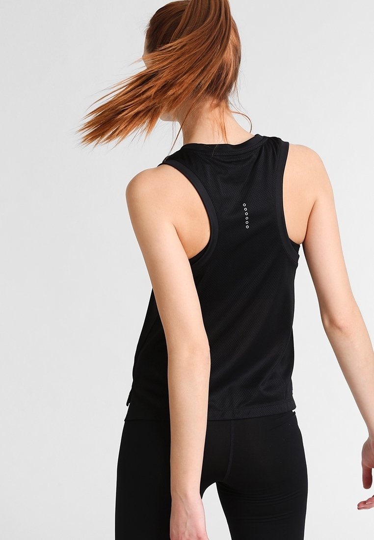 Canotta sportiva nera in materiale a rete traspirante, caratterizzata da una vestibilità ampia e un collo rotondo, con piccoli fori sul retro.