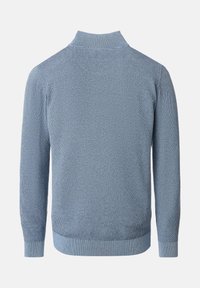 Blauer Strickpullover mit hohem Kragen. Verfügt über ein strukturiertes Muster sowie gerippte Bündchen und Saum. Rückansicht zeigt ein tailliertes Design.