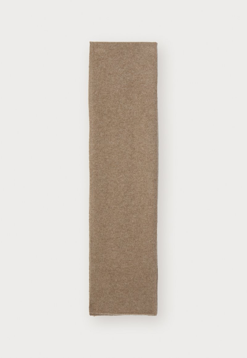 Bufanda rectangular marrón hecha de un tejido suave y texturizado con variaciones sutiles en el tono. Los bordes están acabados de manera ordenada sin adornos.
