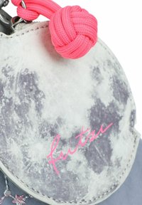 Pochette ronde grise avec un motif de lune, détail de nœud rose sur la fermeture éclair et "frutzi" écrit en rose. Tissu doux avec des coutures visibles.