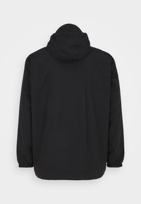Veste à capuche noire avec une finition lisse et mate. Comprend des poignets élastiques, une coupe décontractée et un design de dos sans coutures. Vue arrière présentée.