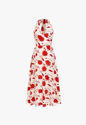 Vestido midi blanco con cuello halter, estampado floral rojo y cintura entallada, que se abre en una falda con corte en línea A.
