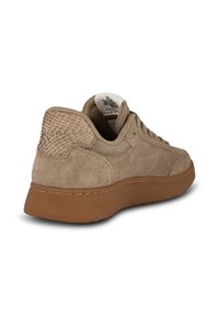 Beige Wildleder-Sneaker mit strukturiertem Rückenteil, Gummisohle, genähten Details, runder Zehenform und minimalistischem Design. Schnürsenkel und Logo innen sichtbar.