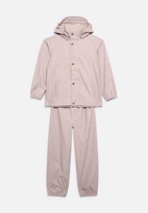 Jasnoróżowa, wodoodporna kurtka przeciwdeszczowa na zatrzaski oraz pasujące spodnie, oba z elastycznymi mankietami, a kurtka z kapturem.