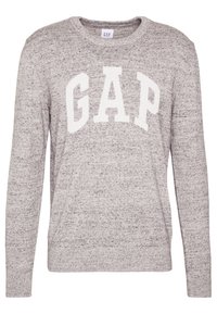 Grauer Strickpullover mit langen Ärmeln, der auf der Vorderseite das weiße "GAP"-Logo deutlich zeigt. Weicher Stoff und runder Halsausschnitt.