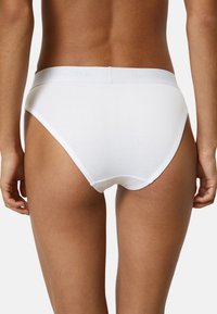 Slip in cotone bianco con morbido elastico in vita goffrato con "Marc O'Polo," caratterizzato da una vestibilità aderente e una texture liscia.
