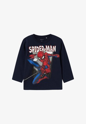Merihenkinen pitkähiha-shirt, joka esittää Spider-Mania punaisessa ja sinisessä puvussa ampumassa verkkoa kaupunkisilmän taustalla, ja "SPIDER-MAN" -teksti ylhäällä.