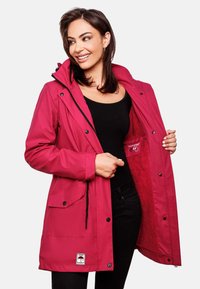 Roze waterdichte jas met een fleece gevoerde binnenkant, verstelbare capuchon, zijzakken en drukknoopsluitingen. Buiten- en functioneel ontwerp.