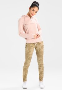 Urban Classics LADIES CAMO PANTS - Hlače - sandcamo
