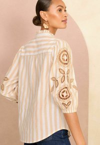 Love & Roses RUFFLE V NECK 3/4 SLEEVE - REGULAR FIT - Gombos blúz - beige cutwork