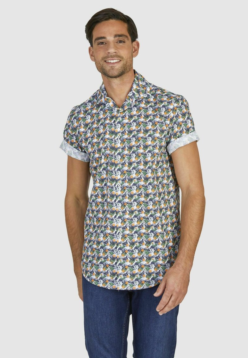 Kurzarm-Hemd mit Knopfverschluss, das ein mehrfarbiges Blumenmuster auf weißem Hintergrund zeigt, mit hochgekrempelten Ärmeln und klassischem Kragen.
