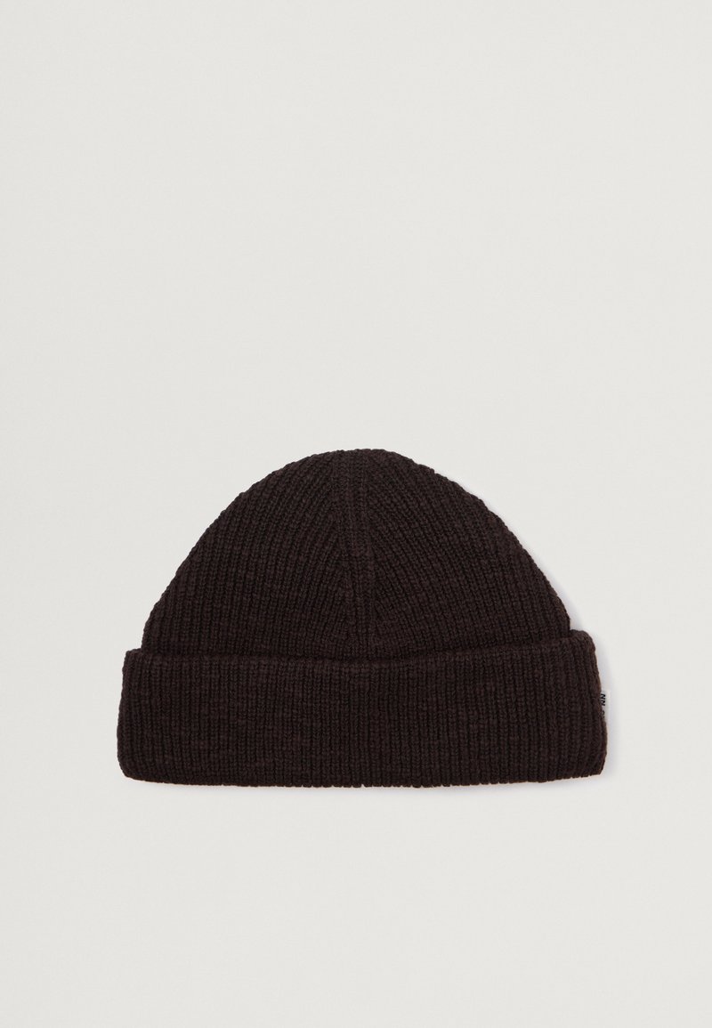 Sort strikket beanie-hat med ribbet struktur, der har en foldet kant og en sømløs top. Lavet af varmt, strækbart stof.