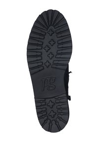 Semelle de chaussure en caoutchouc noir avec un motif de texture comprenant des lignes et des formes croisées. Marquée du logo "pg" près de la zone du talon.