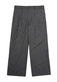 Pantaloni a gamba larga grigio scuro con sottili righe bianche verticali, pieghe frontali, tasche laterali, passanti per cintura e chiusura con bottone marrone.