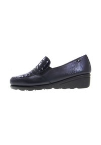 Scarpa nera in pelle a slip-on con un accento in pelle nera con motivo coccodrillo testurizzato sulla punta e una suola in gomma a cuneo basso e modellato.
