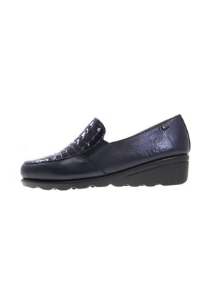 Scarpa nera in pelle a slip-on con un accento in pelle nera con motivo coccodrillo testurizzato sulla punta e una suola in gomma a cuneo basso e modellato.