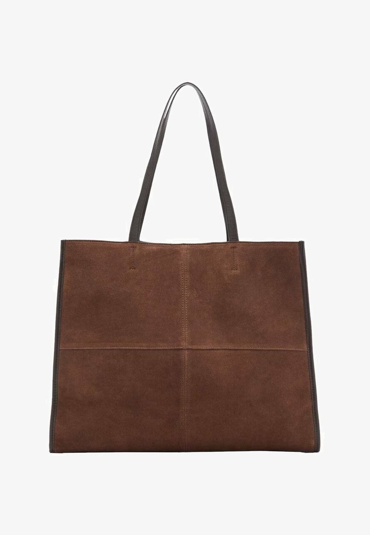 Bruine suède tote bag met dubbele handvatten, rechthoekige vorm, gladde textuur en zichtbare stiksels. Kenmerkt zich door een effen kleurontwerp.