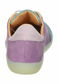 Sneaker in suede viola con retro arrotondato, fodera morbida arancione e accenti blu sui lati. Suola liscia con una finitura trasparente.