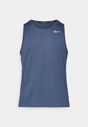 Plavi sportski top s okruglim izrezom, izrađen od tkanine koja odvodi vlagu. Sadrži mali bijeli Nike logo na prsima.