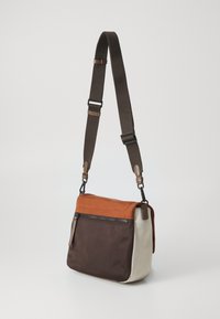 Borsa in tessuto marrone e crema con patta superiore arancione, tracolla regolabile marrone, zip laterale, forma rettangolare e superficie liscia.