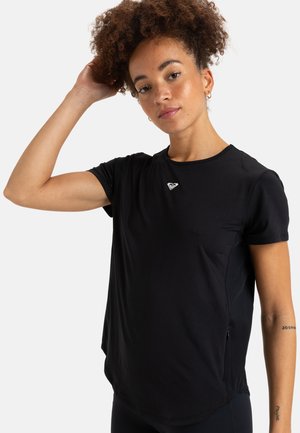 Zwart sport T-shirt met korte mouwen, voorzien van een klein wit logo, een ronde zoom en zijsplitten voor verbeterde bewegingsvrijheid en comfort.