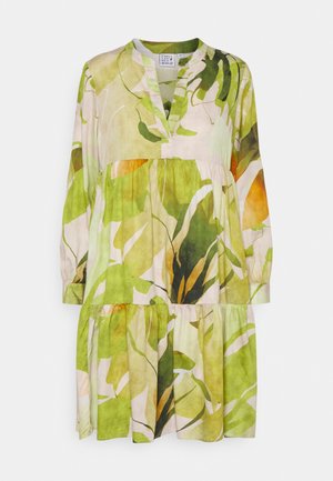 Robe ample à manches longues avec motif abstrait de feuilles vertes, jaunes et orange, encolure en V et jupe à volants.